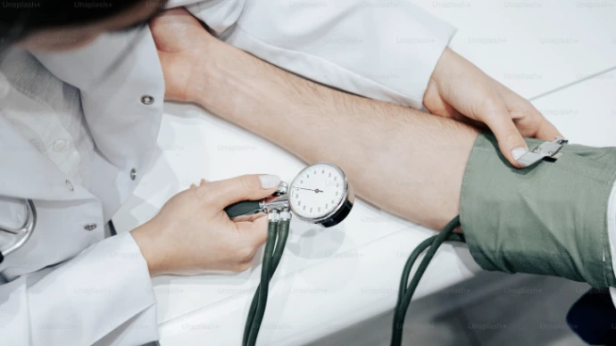 Vio nu Enfermera tomando signos vitales